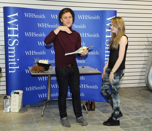 Olly Murs signing books