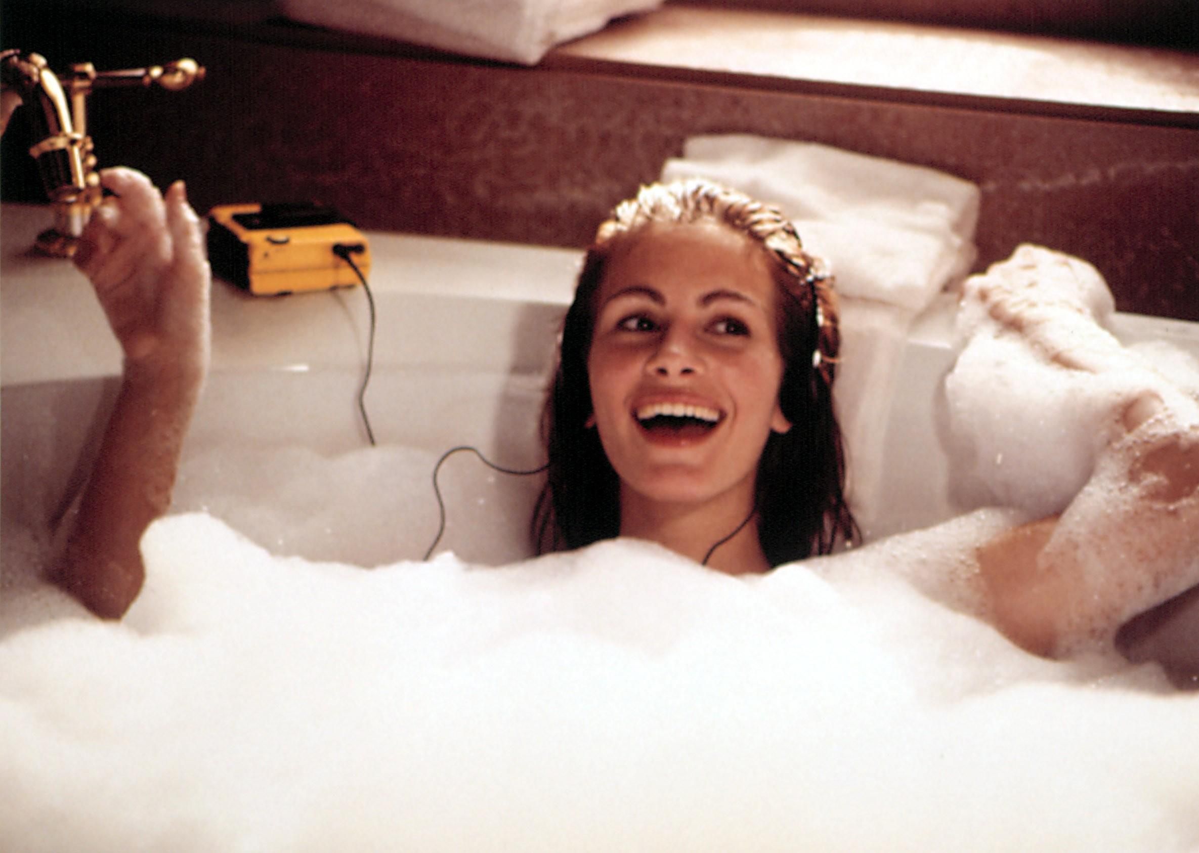 Солтберн ванна сцена в ванной. Bubble Bath актриса. Women in hot Tub.