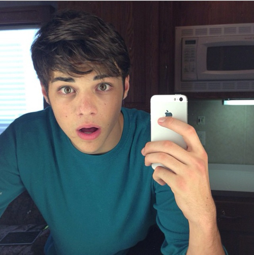 noah centineo teen selfie