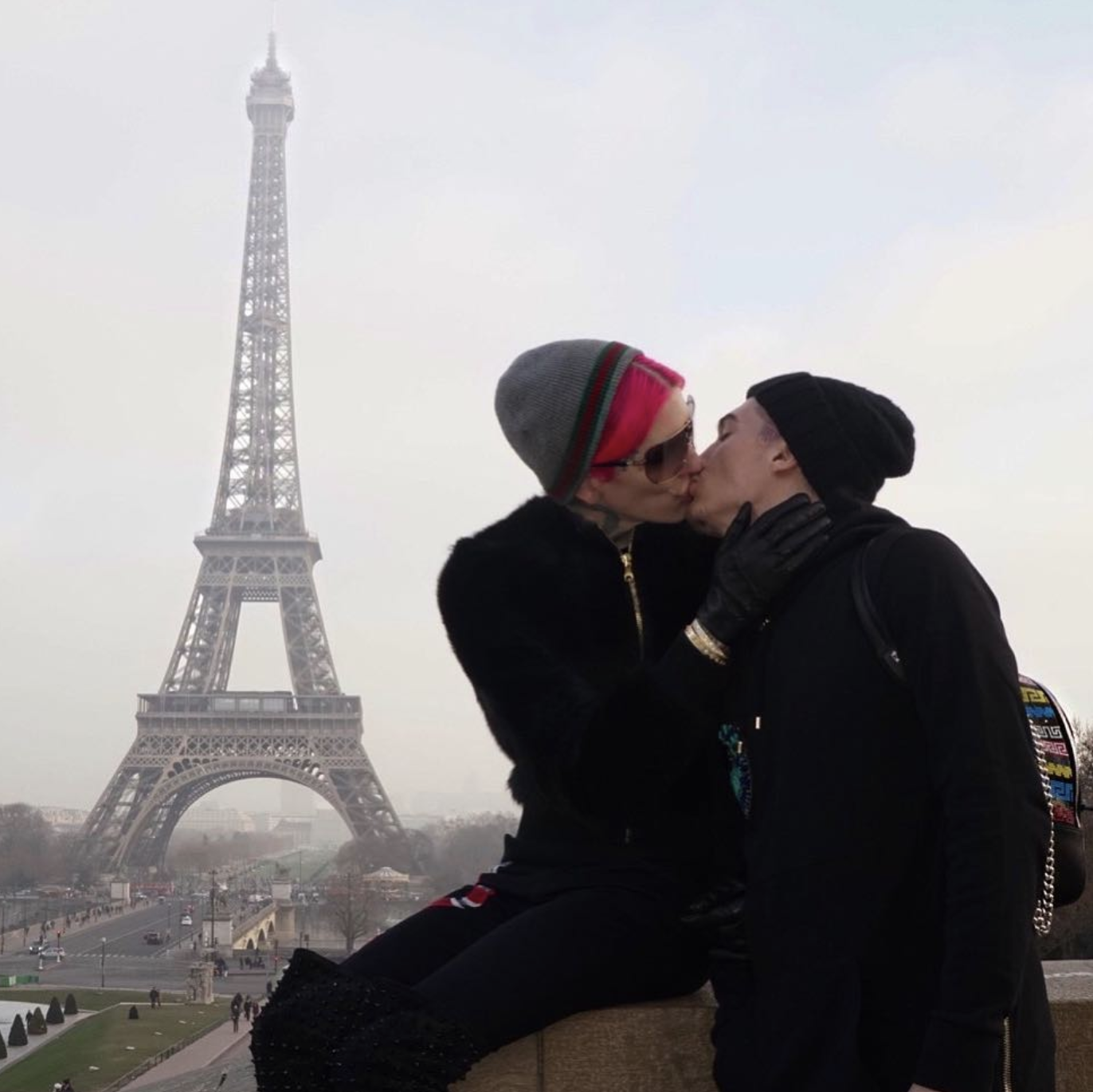 jeffree star and his boyfriend kissing next to the eiffel tower