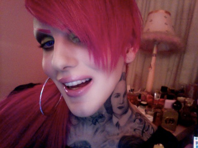 jeffree star teeth with pink hair posing for the camera