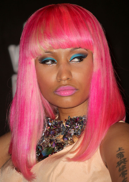 nicki minaj looking to the left