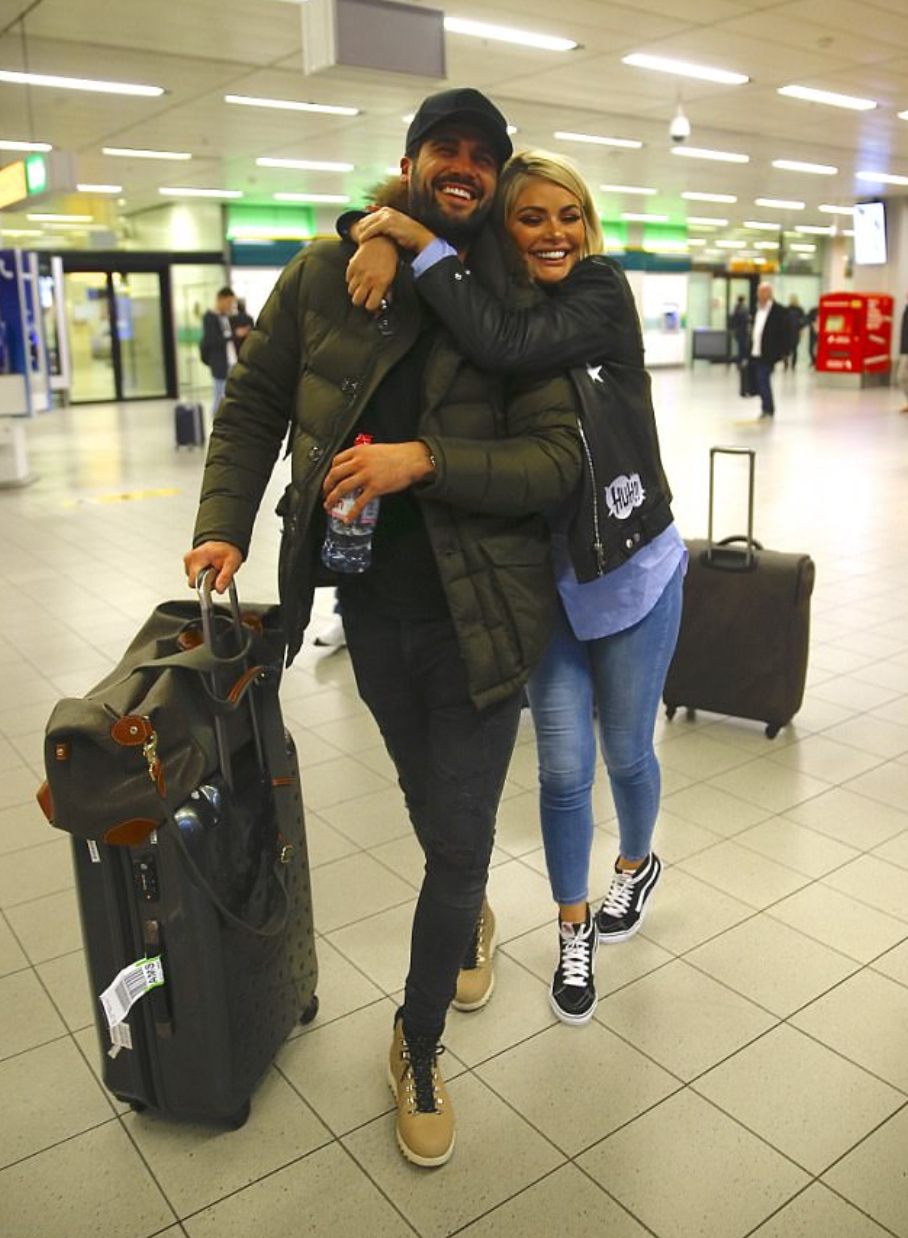 dan edgar and chloe sims airport 