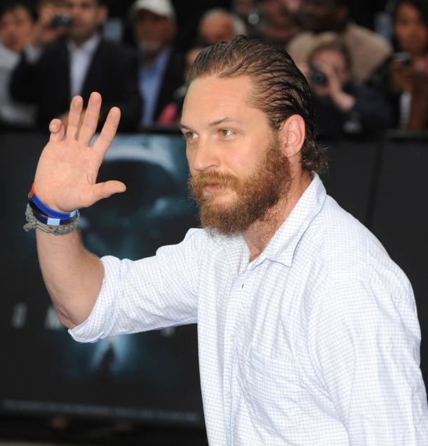 Tom Hardy's little finger bent