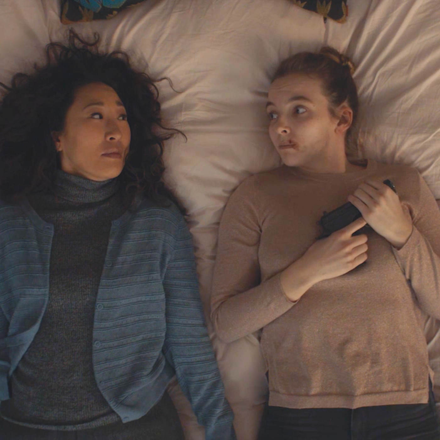 eve and villanelle lying on bed