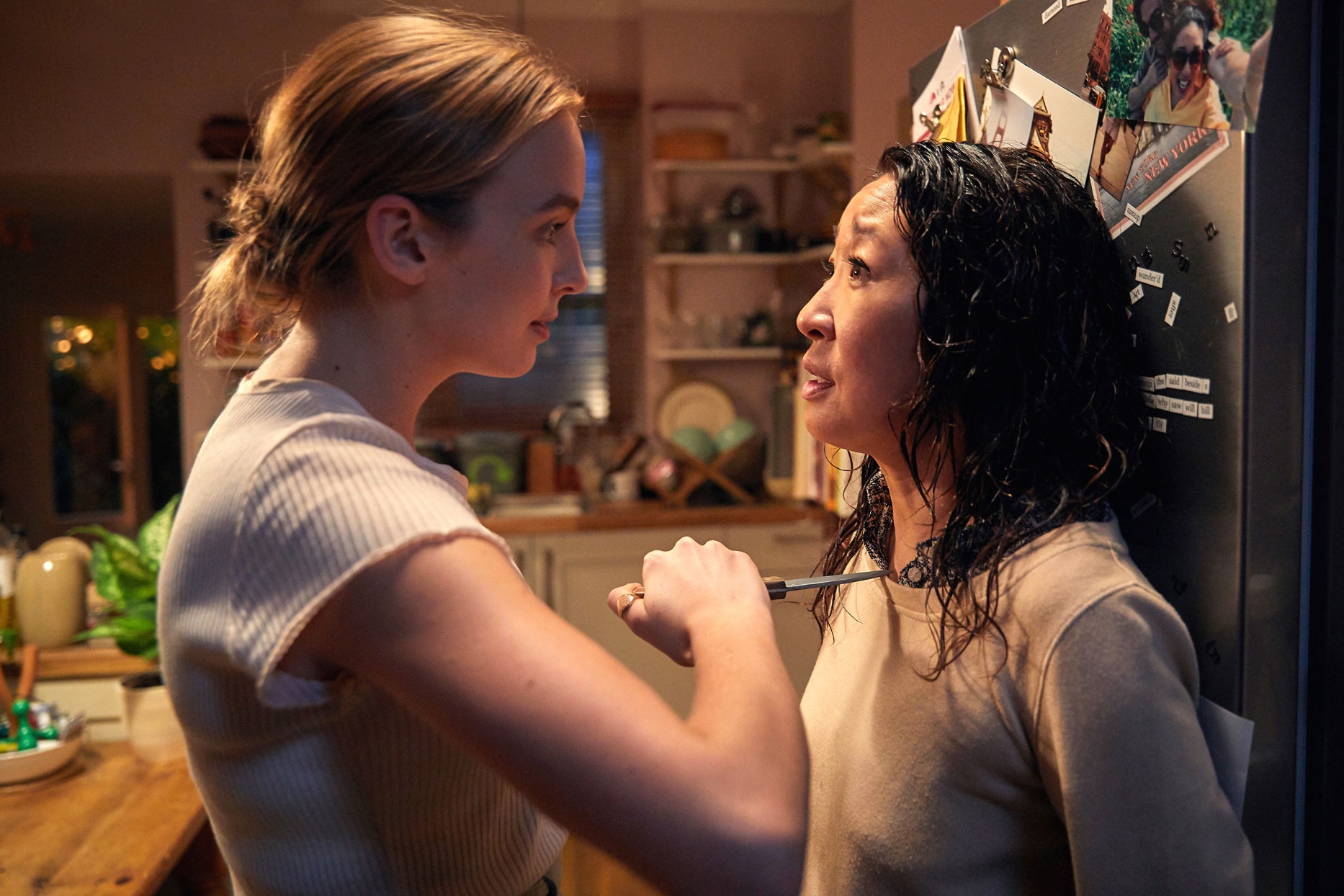 eve and villanelle - villanelle holds a knife to eve's throat