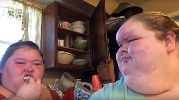 Tammy and Amy Slaton in the Chubby Bunny Challenge.